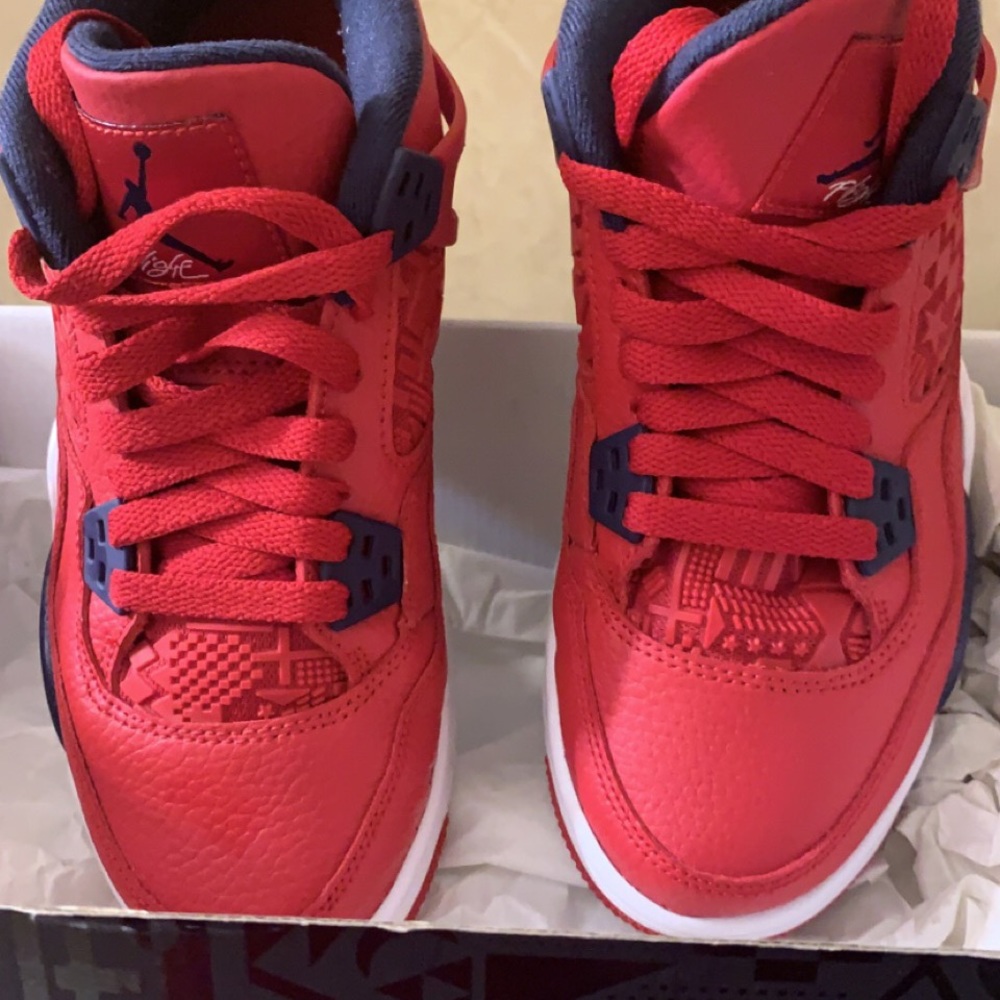 Jordan 4s size 5.5 Youth